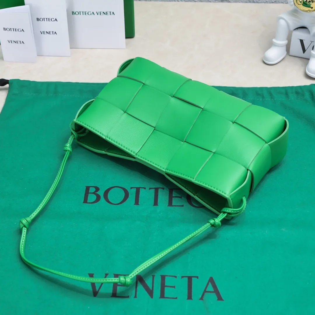 Batch 1260 #BV 2023 Cassette rope armpit bag is here🎈Simple, versatile and versatile formula bag made of intreccio woven cow leather. The square bag shape is wear-resistant and durable. Minimalism and commuting really complement each other. There are 4 card slots inside and thoughtful design✔️ Magnetic buckle closure to better protect privacy [Happy] When you are worried about matching, it is a bag that can be taken out with just one lift~ Dimensions: 22.5x13.5x4.5, Model: 7741